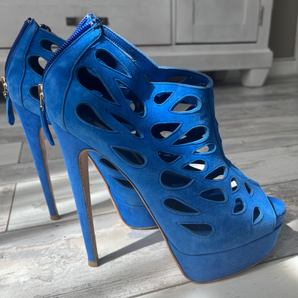 heels - Picture 2 of 9